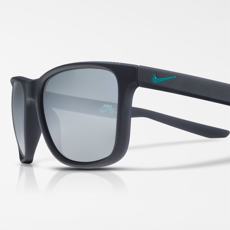 Gafas de sol Nike SB Unrest EV0921 con lentes y marco en mate oscuro obsidian