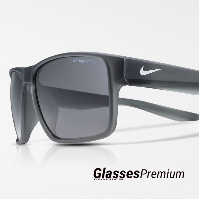 Gafas de sol con un marco superior inclinado y lineal y una forma cuadrada que aporta resistencia al marco al tiempo que  añaden un toque moderno.